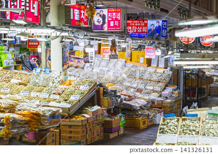 首爾:中部市場,專門銷售食品原料的傳統市場。 首爾:中部市場,專門銷售食品原料的傳統市場。 141326131