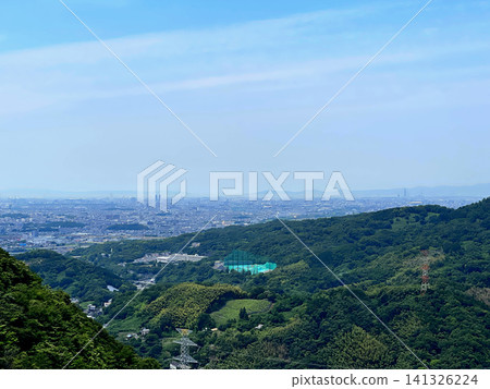 從奈良縣王子町明神山自然森林展望台眺望大阪。 從奈良縣王子町明神山自然森林展望台眺望大阪。 141326224