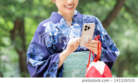 日本夏季:身穿浴衣的日本女子使用智慧型手機 日本夏季:身穿浴衣的日本女子使用智慧型手機 141326520
