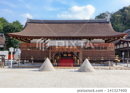 The Hosoden and Tatesuna at Kamigamo Shrine (Kamo Wakeikazuchi Shrine) in Kyoto The Hosoden and Tatesuna at Kamigamo Shrine (Kamo Wakeikazuchi Shrine) in Kyoto 141327400
