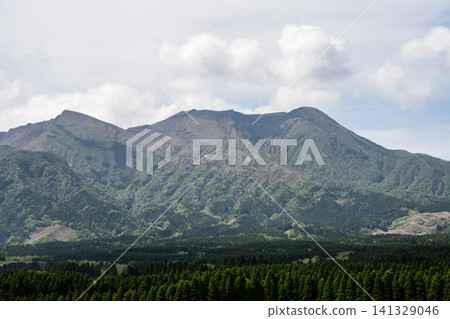 Clear skies over Aso, including Mt. Takadake and Mt. Nakadake, Kumamoto Prefecture. Clear skies over Aso, including Mt. Takadake and Mt. Nakadake, Kumamoto Prefecture. 141329046