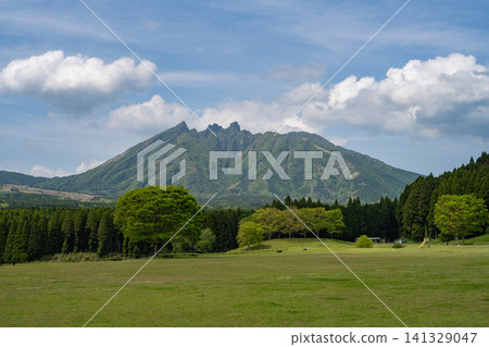 Clear skies over Aso and Mount Nekodake, Kumamoto Prefecture Clear skies over Aso and Mount Nekodake, Kumamoto Prefecture 141329047