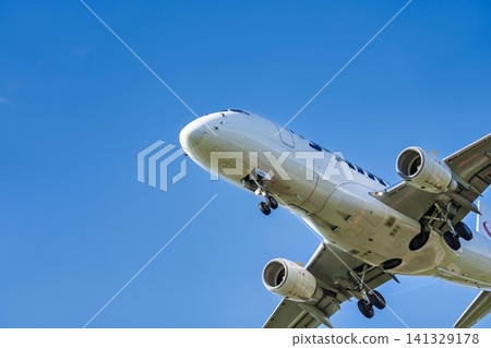 夏季,飛機降落在仙台機場,從宮城縣名取市27號拍攝的景色 夏季,飛機降落在仙台機場,從宮城縣名取市27號拍攝的景色 141329178