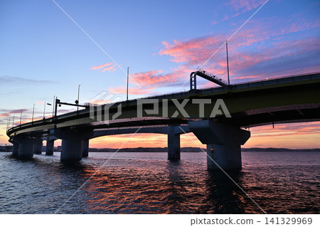 被朝霞染紅的橋 141329969