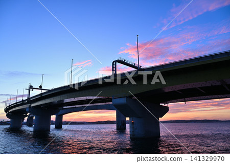 被朝霞染紅的橋 被朝霞染紅的橋 141329970
