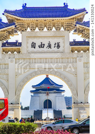 2015 年台灣街景:台北市自由廣場的自由廣場牌坊。 2015 年台灣街景:台北市自由廣場的自由廣場牌坊。 141330024