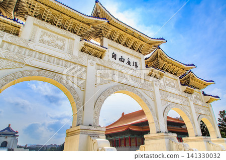 2015 年台灣街景:台北市自由廣場的自由廣場牌坊。 2015 年台灣街景:台北市自由廣場的自由廣場牌坊。 141330032