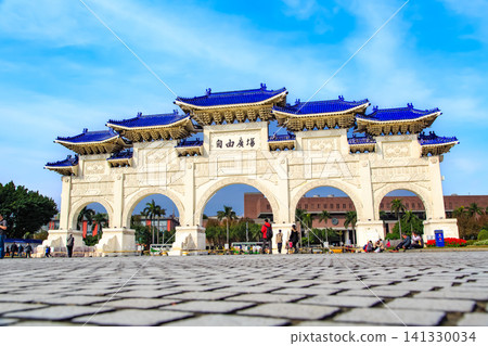 2015 年台灣街景：台北市自由廣場的自由廣場牌坊。 141330034