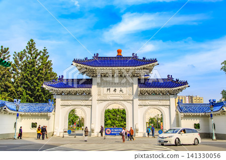 2015年台灣街景:台北市中正紀念堂附近的大考門。 2015年台灣街景:台北市中正紀念堂附近的大考門。 141330056