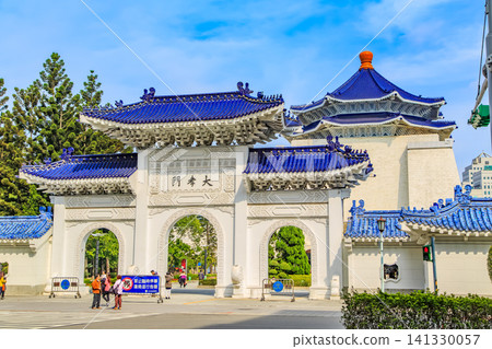 2015年台灣街景：台北市中正紀念堂附近的大考門。 141330057