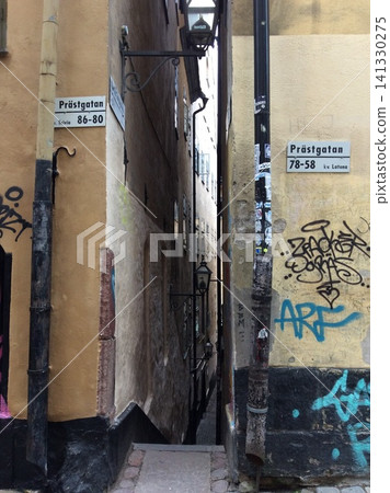 Stockholm: Narrow alleys of Gamla Stan Stockholm: Narrow alleys of Gamla Stan 141330275