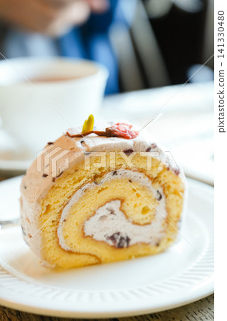 A gently sweet roll cake to enjoy at a cafe. A gently sweet roll cake to enjoy at a cafe. 141330480