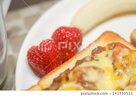 Strawberry and cheese toast breakfast plate Strawberry and cheese toast breakfast plate 141330511