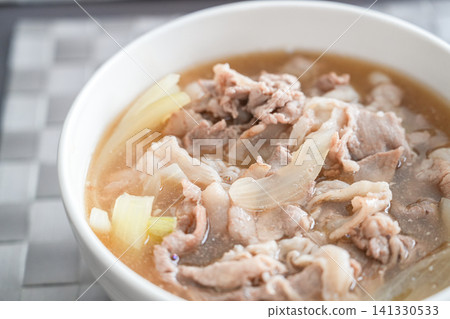 一道家常風味的燉菜，充滿了洋蔥和豬肉的美味。 141330533