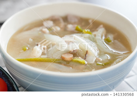 一個盛滿豬肉味噌湯的白色碗的特寫鏡頭。 141330568