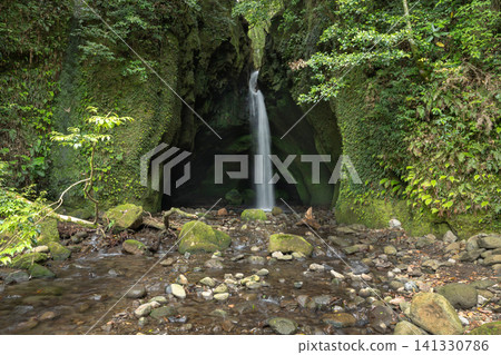 Kagoshima Prefecture / Nagano Falls, a hidden power spot, is beautiful with its fresh greenery. Kagoshima Prefecture / Nagano Falls, a hidden power spot, is beautiful with its fresh greenery. 141330786