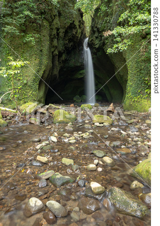 Kagoshima Prefecture / Nagano Falls, a hidden power spot, is beautiful with its fresh greenery. Kagoshima Prefecture / Nagano Falls, a hidden power spot, is beautiful with its fresh greenery. 141330788