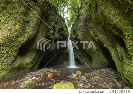 鹿兒島縣/長野瀑布,是個隱密的能量之地,綠樹成蔭,景色優美。 鹿兒島縣/長野瀑布,是個隱密的能量之地,綠樹成蔭,景色優美。 141330789