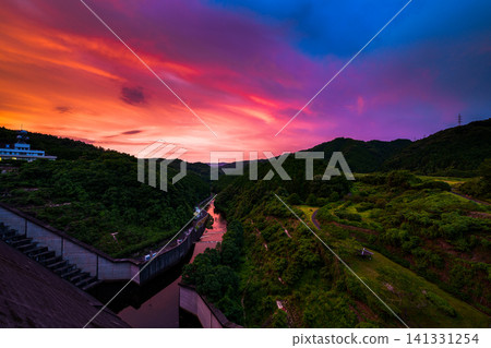 Nunome Dam, Nara City, Nara Prefecture: The beautiful gradation of the sunset sky from crimson to navy blue, reflected in the Nunome River. 141331254