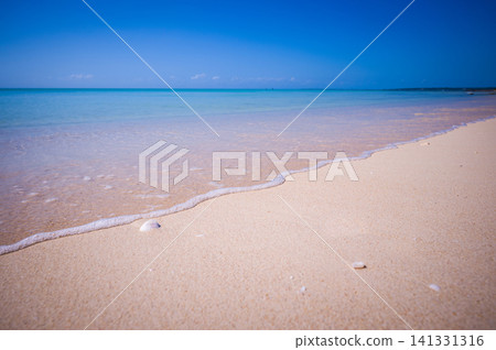 宮古島前濱海灘的碧綠海水 宮古島前濱海灘的碧綠海水 141331316