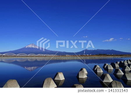 一月,富士山和足座山倒映在清澈的藤川水中。富士山 2091 倒映的富士山和足山/藤川渡槽橋 一月,富士山和足座山倒映在清澈的藤川水中。富士山 2091 倒映的富士山和足山/藤川渡槽橋 141331543