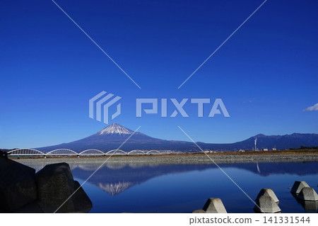 富士山和足座山倒映在清澈的藤川河中(2092年1月,富士山,倒置的富士山和足座山,藤川渡槽橋) 富士山和足座山倒映在清澈的藤川河中(2092年1月,富士山,倒置的富士山和足座山,藤川渡槽橋) 141331544