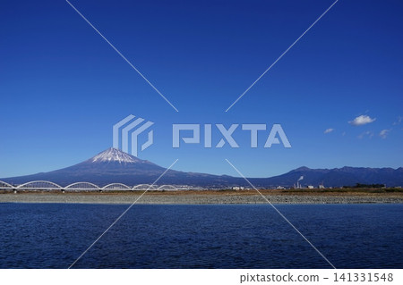 富士山、足座山和藤川在藍天的襯托下格外醒目。一月。富士山 2099。足座山和藤川渡槽橋。 富士山、足座山和藤川在藍天的襯托下格外醒目。一月。富士山 2099。足座山和藤川渡槽橋。 141331548