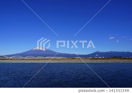 富士山、足座山和藤川在藍天的襯托下格外醒目。 1月,富士山2100,足座山和藤川輸水橋。 富士山、足座山和藤川在藍天的襯托下格外醒目。 1月,富士山2100,足座山和藤川輸水橋。 141331549