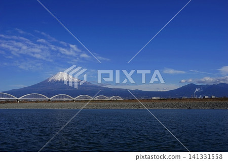 富士山、足座山和藤川在藍天的襯托下格外醒目。 2010年1月,富士山、足座山和藤川渡槽橋。 富士山、足座山和藤川在藍天的襯托下格外醒目。 2010年1月,富士山、足座山和藤川渡槽橋。 141331558