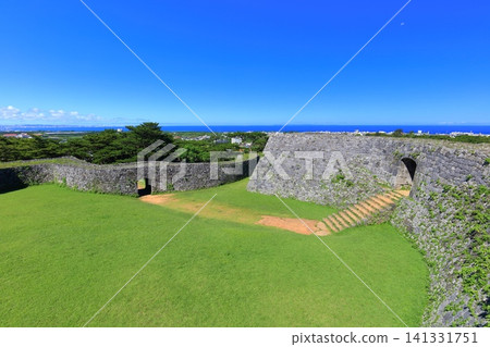 [Okinawa Prefecture] Zakimi Castle Ruins (Gusuku Sites and Related Properties of the Kingdom of Ryukyu, a World Cultural Heritage Site) under a clear blue sky. 141331751