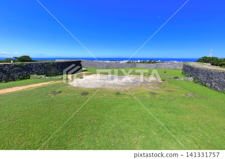 【沖繩縣】藍天下的座喜見城遺址（琉球王國城城遺址及相關財產，世界文化遺產）。 141331757