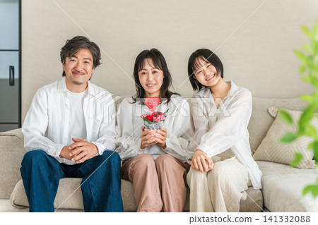一位家長和孩子,一家人,坐在家裡的客廳(母親節) 一位家長和孩子,一家人,坐在家裡的客廳(母親節) 141332088