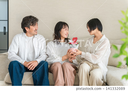 一位家長和孩子,一家人,坐在家裡的客廳(母親節) 一位家長和孩子,一家人,坐在家裡的客廳(母親節) 141332089