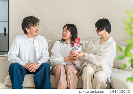 一位家長和孩子,一家人,坐在家裡的客廳(母親節) 一位家長和孩子,一家人,坐在家裡的客廳(母親節) 141332090