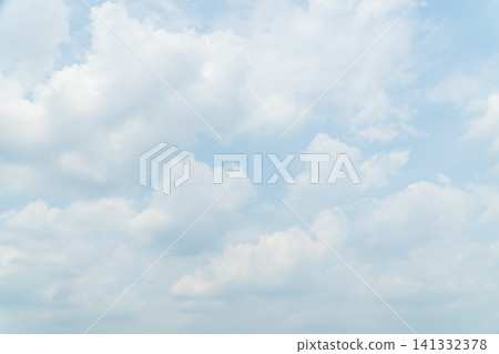 盛夏酷暑,雲層密布,空氣濕潤悶熱。 盛夏酷暑,雲層密布,空氣濕潤悶熱。 141332378