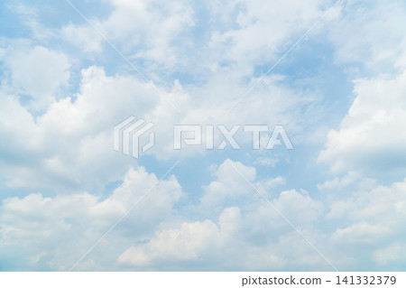 盛夏酷暑,雲層密布,空氣濕潤悶熱。 盛夏酷暑,雲層密布,空氣濕潤悶熱。 141332379