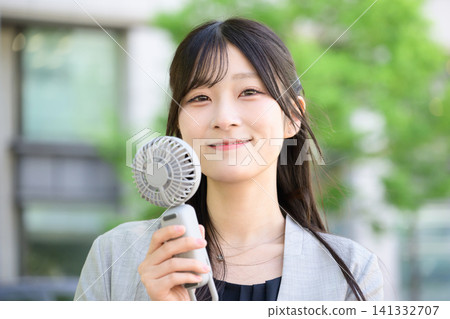 一位日本女子正在使用手持扇子 一位日本女子正在使用手持扇子 141332707