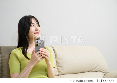 操作智能手機的日本婦女 141332722