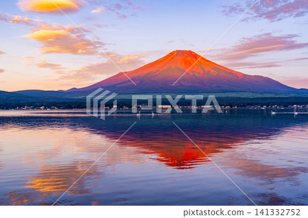 【山梨縣】夏季傳統:富士山聳立於山名湖之上,湖中天鵝悠然游弋。 【山梨縣】夏季傳統:富士山聳立於山名湖之上,湖中天鵝悠然游弋。 141332752