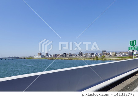 A view of the right bank of the Yodo River from the Ikeda-bound lane of the Hanshin Expressway Route 11 Ikeda Line, Nishiyodogawa Ward, Osaka City. A view of the right bank of the Yodo River from the Ikeda-bound lane of the Hanshin Expressway Route 11 Ikeda Line, Nishiyodogawa Ward, Osaka City. 141332772