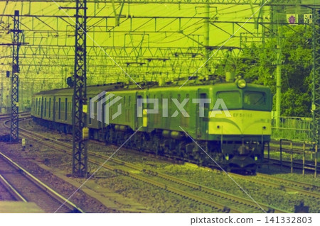 A double-headed EF58 locomotive pulls a freight train on the Tokaido Line, train number 35, at Tsurumi, on May 8, 1976. 141332803