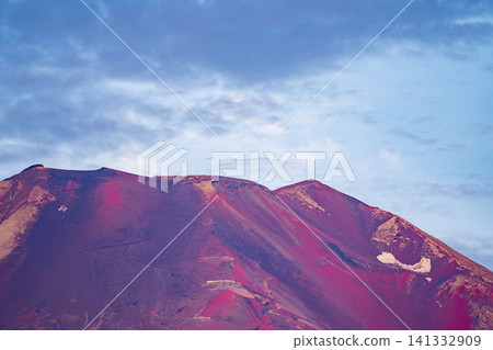 【山梨縣】登山者在富士山火山口邊緣漫步 【山梨縣】登山者在富士山火山口邊緣漫步 141332909