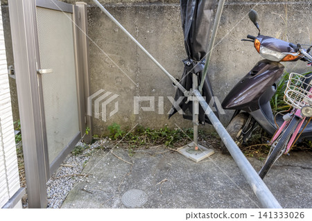 停車場內搭建了用於外牆施工的臨時鷹架 停車場內搭建了用於外牆施工的臨時鷹架 141333026