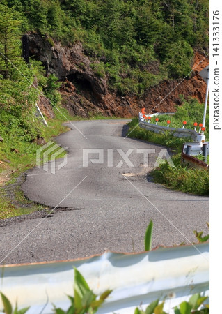 通往高原的肯納什峠道蜿蜒曲折。 通往高原的肯納什峠道蜿蜒曲折。 141333176