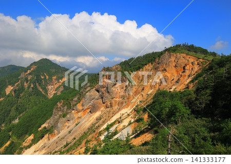 赭色的山坡和山地景觀遍布上信越高原。 赭色的山坡和山地景觀遍布上信越高原。 141333177
