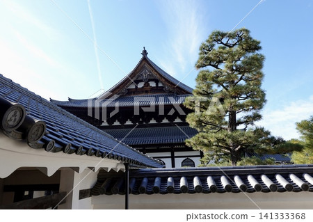 從京都市上京區聖國寺創始人殿看到的正殿瓦頂景色。 從京都市上京區聖國寺創始人殿看到的正殿瓦頂景色。 141333368