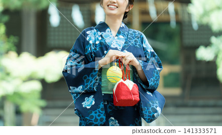 日本夏季-身著浴衣的日本女性 日本夏季-身著浴衣的日本女性 141333571