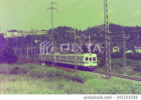 小田急鐵道，2400系 2454～ + 9000系，柿尾鶴川段（沒有大型建築物），1976年7月17日。 141333588