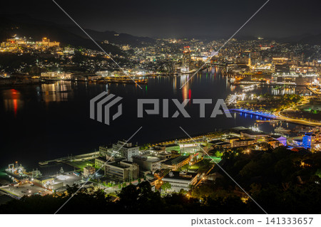 長崎縣 / 從鍋館山（鍋館山公園）可以欣賞到長崎市令人驚嘆的夜景，宛如一個珠寶盒，價值百萬美元的夜景近在咫尺。 141333657