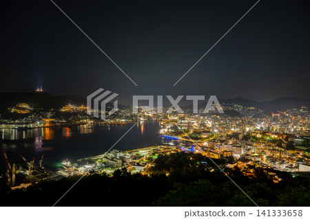 Nagasaki Prefecture / A stunning night view of Nagasaki City, like a jewel box, from Nabekanmuriyama (Nabekanmuriyama Park), a million-dollar night view that's too close to home. Nagasaki Prefecture / A stunning night view of Nagasaki City, like a jewel box, from Nabekanmuriyama (Nabekanmuriyama Park), a million-dollar night view that's too close to home. 141333658